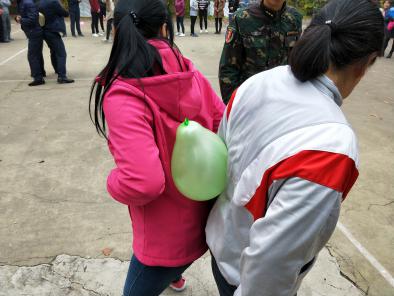 背夹球 利用两人之间的默契配合,将气球放在两人背部走到规定的地点.